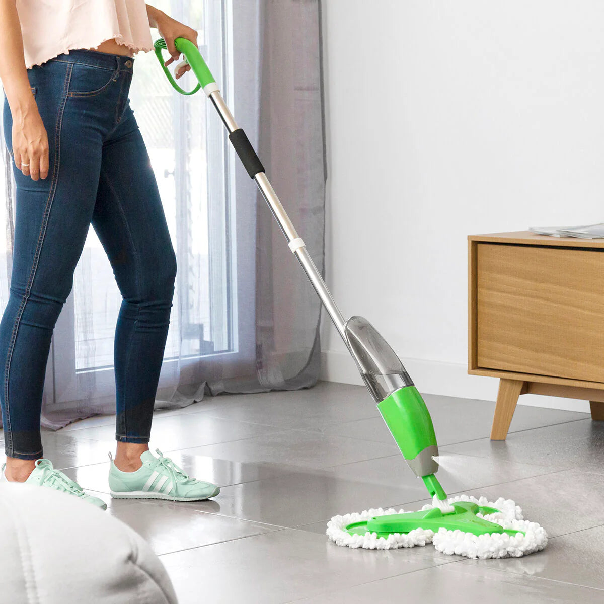 Mop triplu cu rezervor pulverizator, 3 capete rotative cu diametru 20 cm, 3 lavete microfibra, rezervor 600 ml
