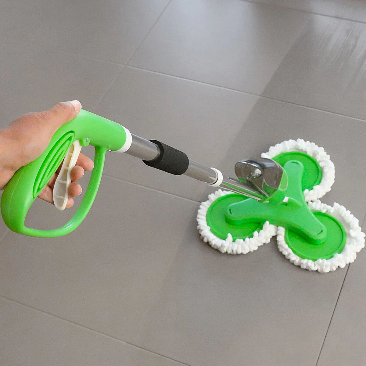 Mop triplu cu rezervor pulverizator, 3 capete rotative cu diametru 20 cm, 3 lavete microfibra, rezervor 600 ml