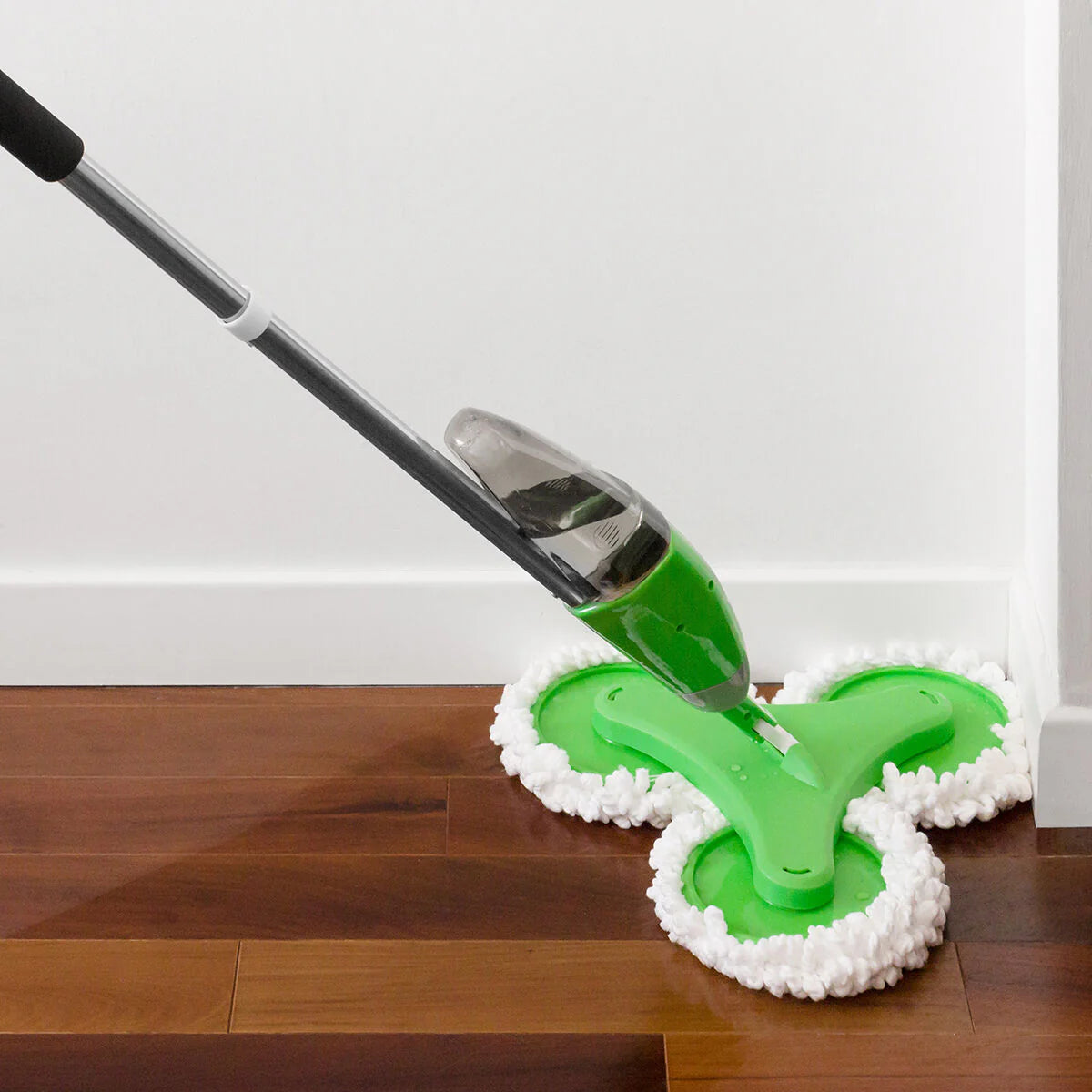 Mop triplu cu rezervor pulverizator, 3 capete rotative cu diametru 20 cm, 3 lavete microfibra, rezervor 600 ml