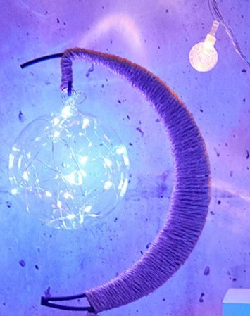 Decoratiune luminoasa - luna cu glob